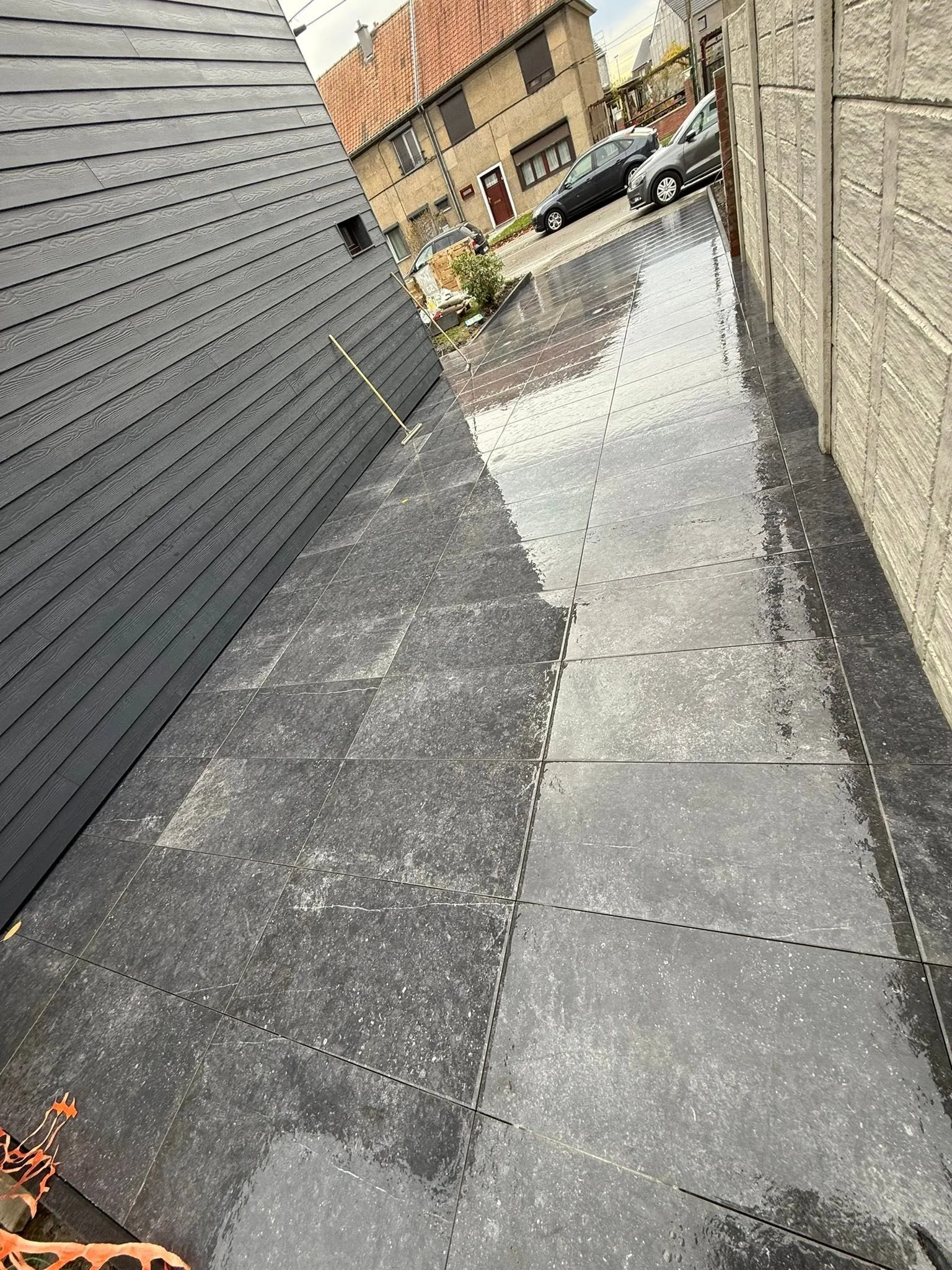 Allée en pas japonais dans un jardin, exemple de rendu LG Construction, Mons